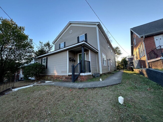 Building Photo - Welcome to the heart of 5 points in Columb...