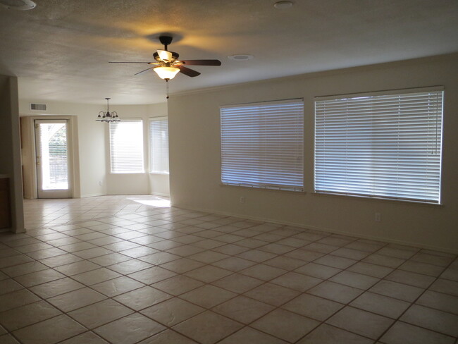 Foto del edificio - 2-Story home in NE Fresno w/ pool, a nice ...