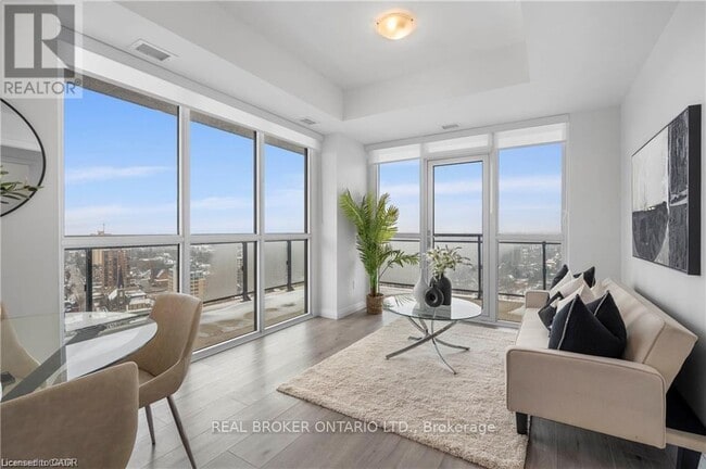 Photo du bâtiment - 60 Charles St W