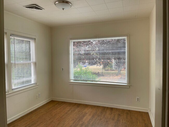 Foto del edificio - 3 Bedroom 1 Bath Home w/ 2 Car Garage