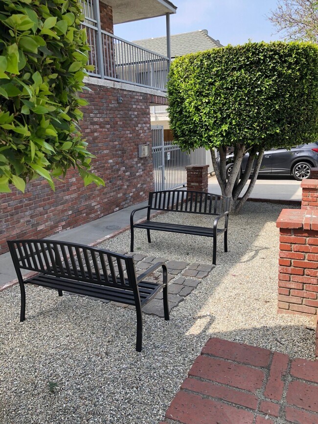 Foto del edificio - 336 E Providencia Ave