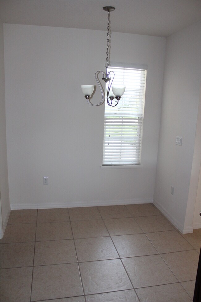Building Photo - Call Ed for showings 352-217-0284