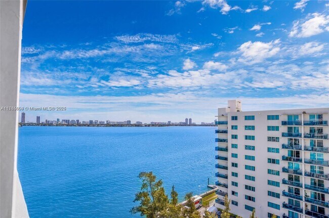 Foto del edificio - 7545 E Treasure Dr
