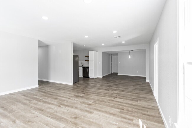 Building Photo - 722 Mary Lake Dr
