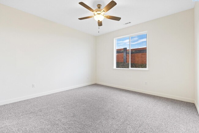 Foto del edificio - Beautiful brand new rental