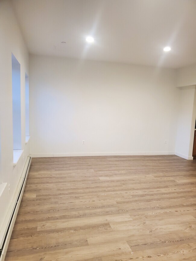 Foto del edificio - 668 Snediker Ave