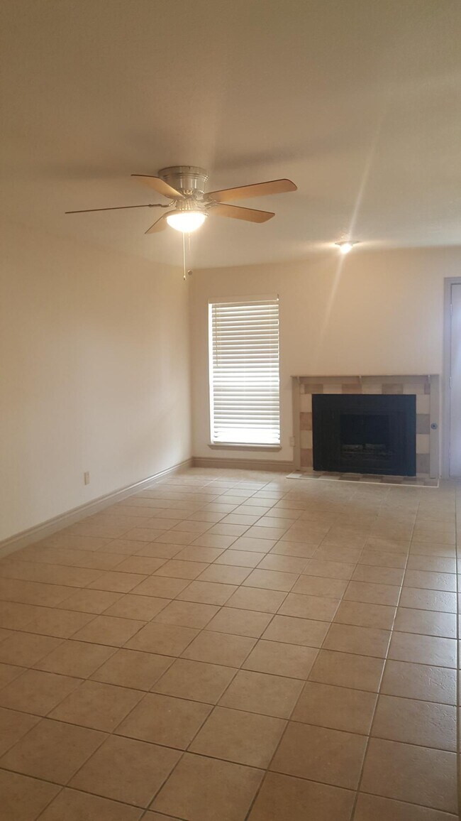 Building Photo - 353 Villa Canto St
