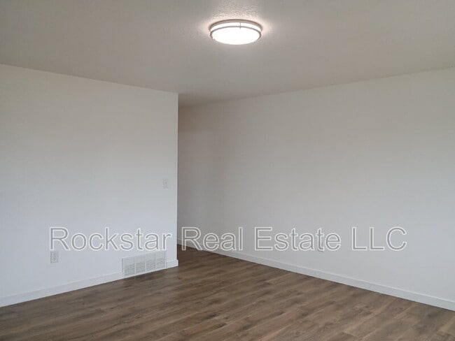 Building Photo - 222 E Crown Ave