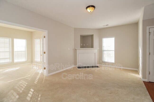Building Photo - 904 Woodlake Dr