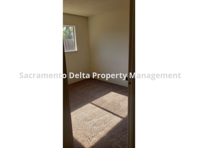 Building Photo - NORTH HIGHLAND DUPLEX