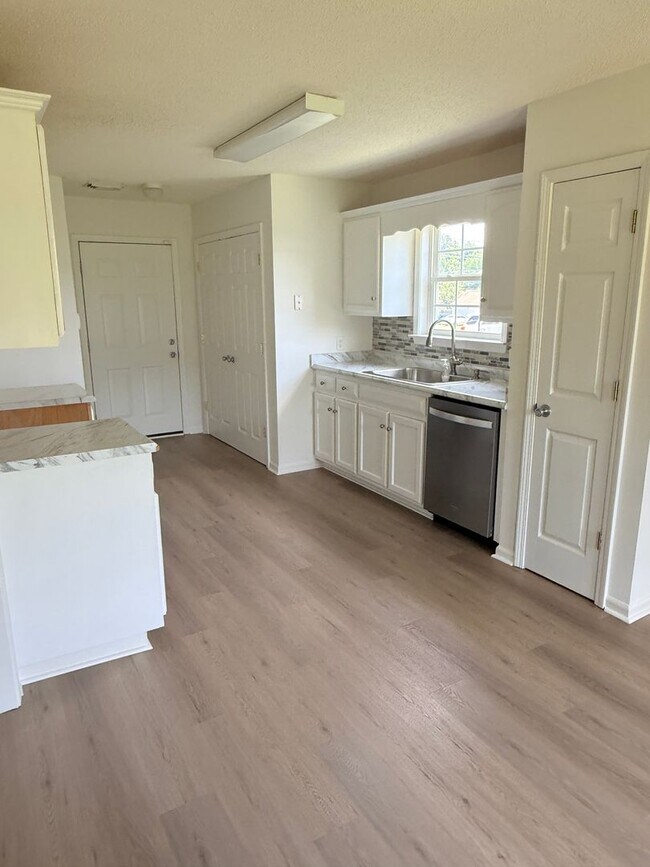 Foto del edificio - Renovated home in the Brookwood/Vance area