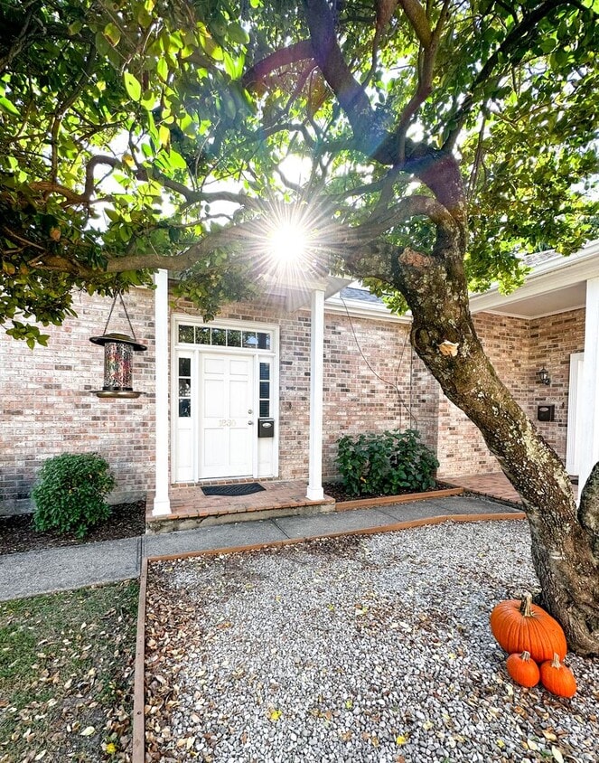 Uptown Rental: 1BR Duplex with Parking - Uptown Rental: 1BR Duplex with Parking