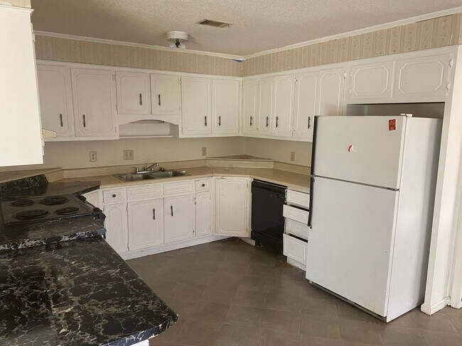 Foto del edificio - Large three Bedroom Home