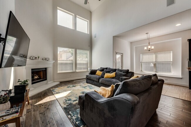 Building Photo - Beautiful home in Little Elm over 2900 sqf...