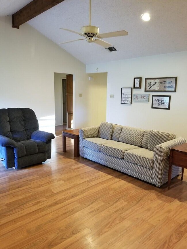 Building Photo - 218 Skyview Dr