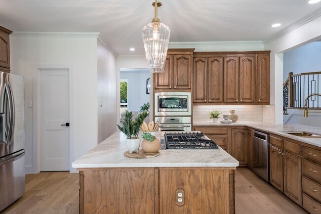 Building Photo - 890 Topaz Ln