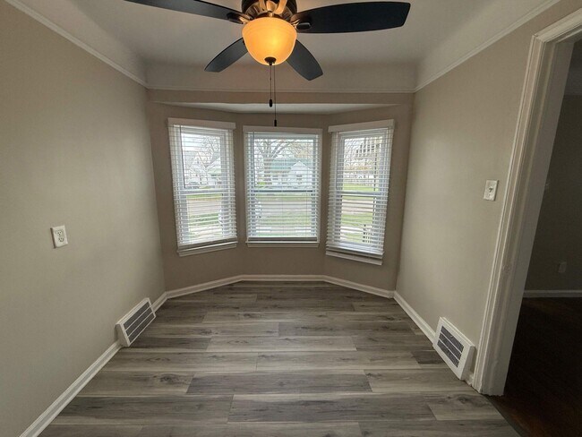 Foto del edificio - Renovated 3-Bedroom Home – We Welcome Sect...