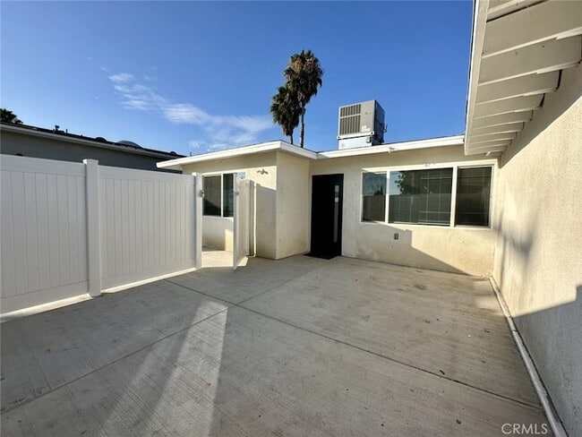 Foto del edificio - 8226 Webb Ave