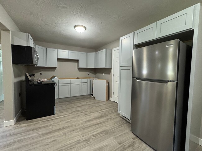 Building Photo - Charming 5 Bedroom off of South National Ave