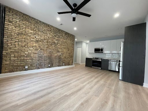 Building Photo - 7661 N Rogers Ave
