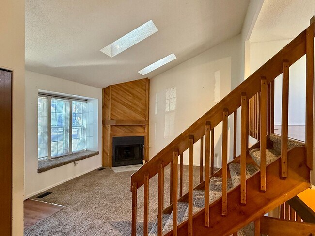 Foto del edificio - Open Tri-Level Townhome With Tons Of Space...