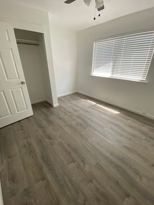 Foto del edificio - 636 Reeds Ave