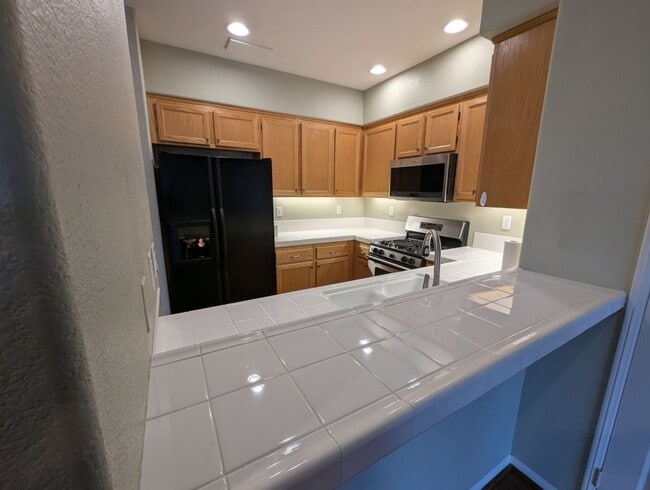 Building Photo - 3 Bedroom - 2.5 Bathroom Townhome in Scrip...