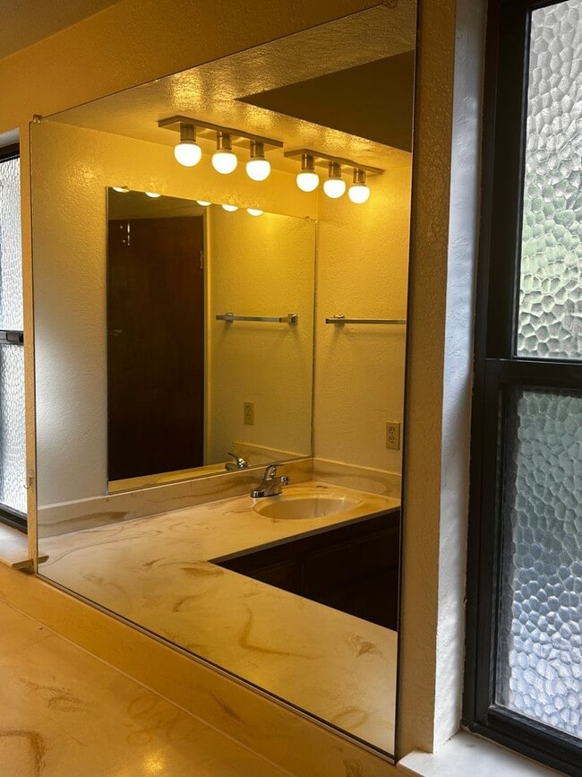 Building Photo - Lake of the Pines 3/2