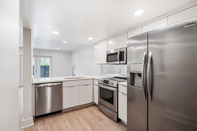 Building Photo - SPRING HILL OAKS CONDOMINIUMS