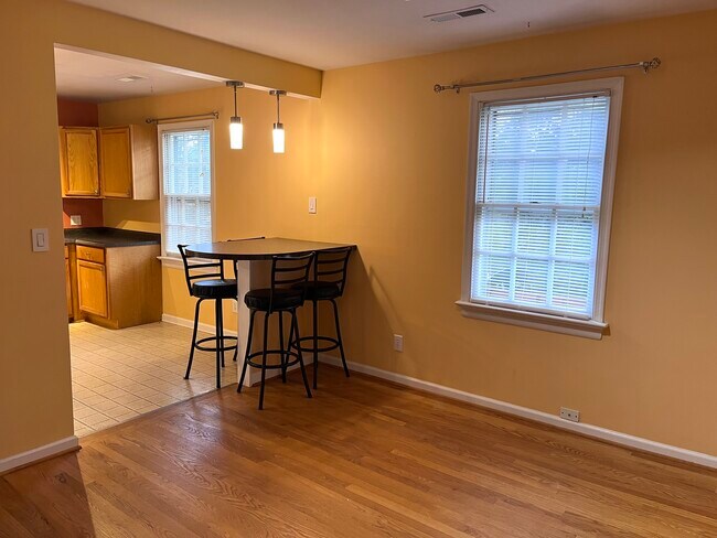 Salón/comedor, orientado al sur - 4285 Burton Rd