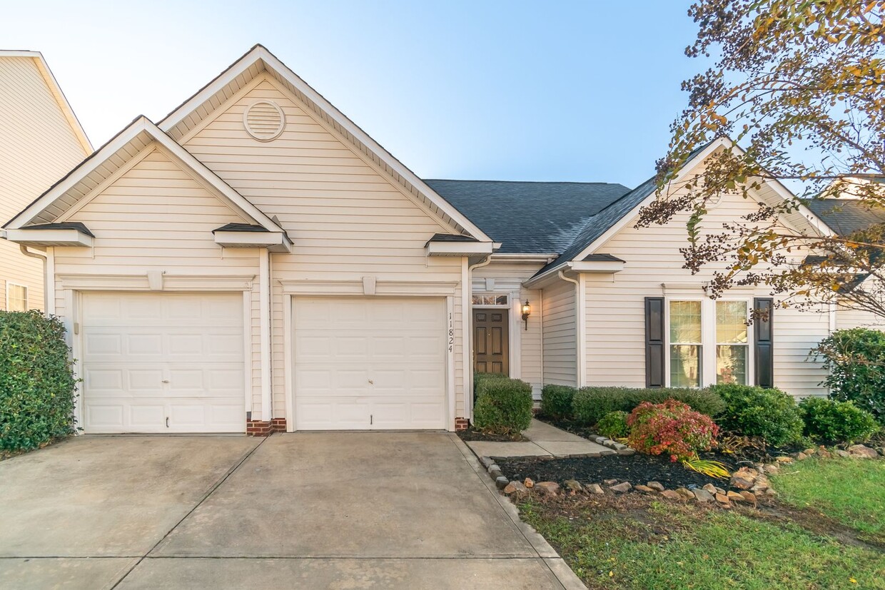 Foto principal - Lovely 2 car garage home in Charlotte