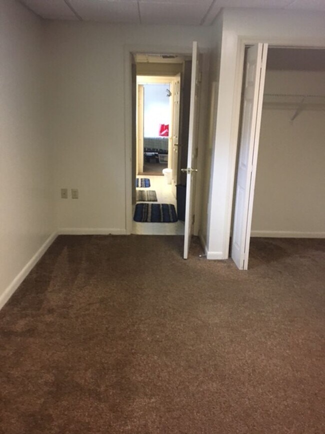 Foto del edificio - 3-Bedroom Apartment Above Champs Downtown ...