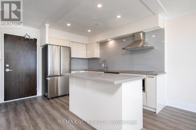 Photo du bâtiment - 5949 Yonge St