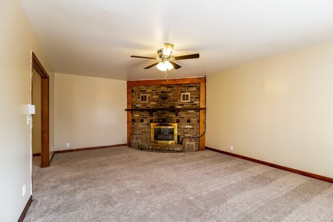 Building Photo - Delightful Home in Hamilton