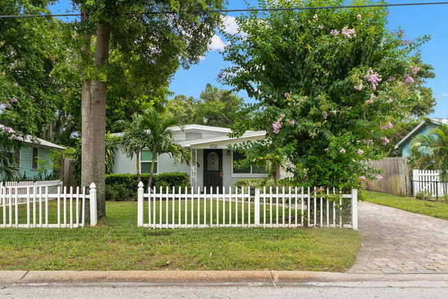 Building Photo - Beautiful Home For Rent in St Petersburg W...