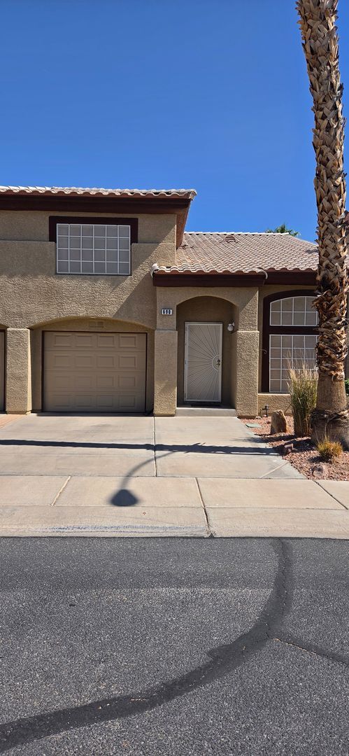 Foto del edificio - Two story 2 bedroom townhome with newer flooring, paint & appliances - community pool!