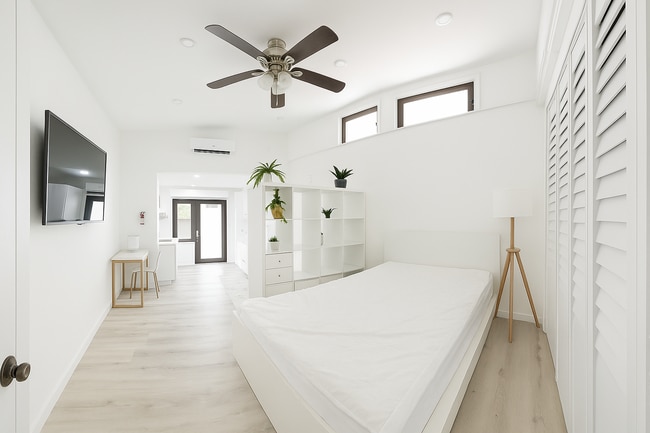 Private Studio - 2415 SW 64th Ave House