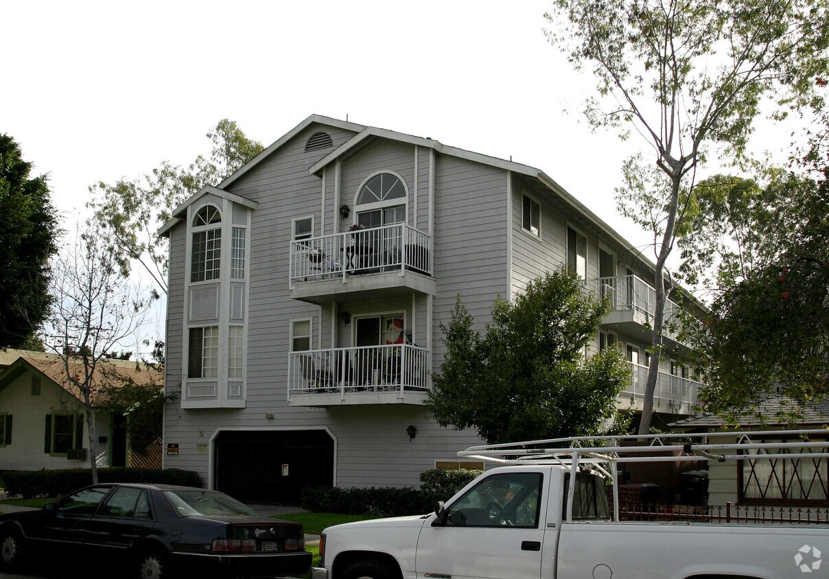 Building Photo - Wilton Harbor View