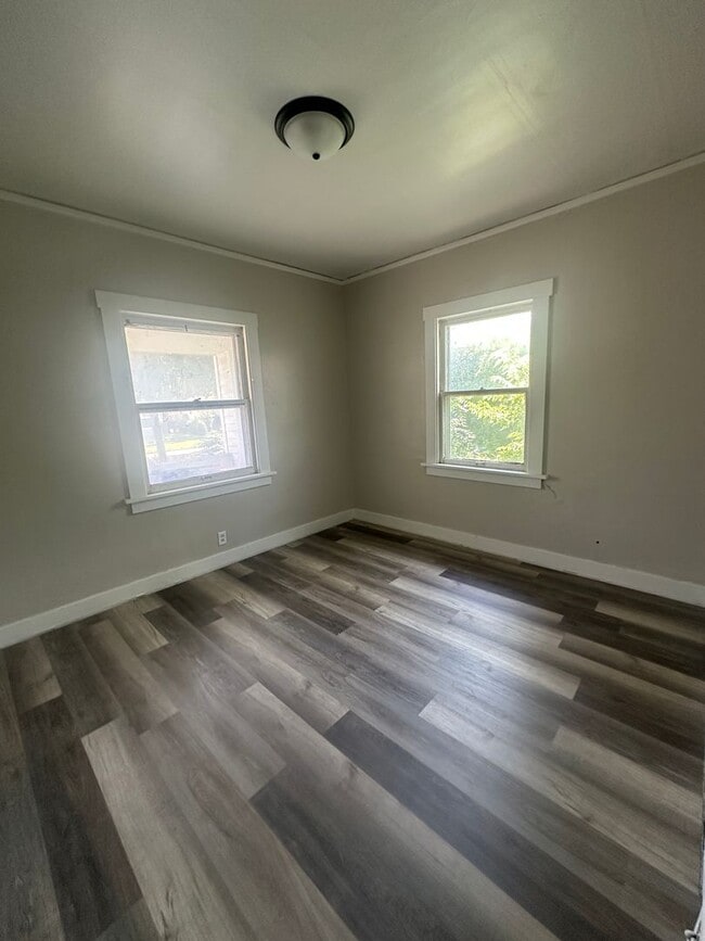 Building Photo - CENTRALLY LOCATED 2 BEDROOM