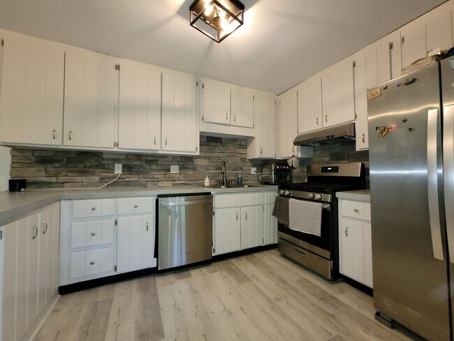 Building Photo - 4 Bed/2 Bath w/ Huge Basement Minutes from...
