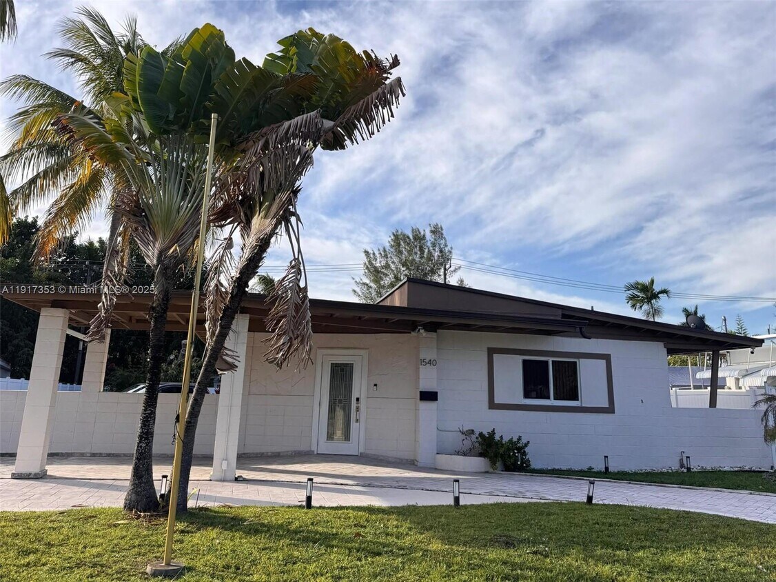 Primary Photo - 1540 NE 118th St