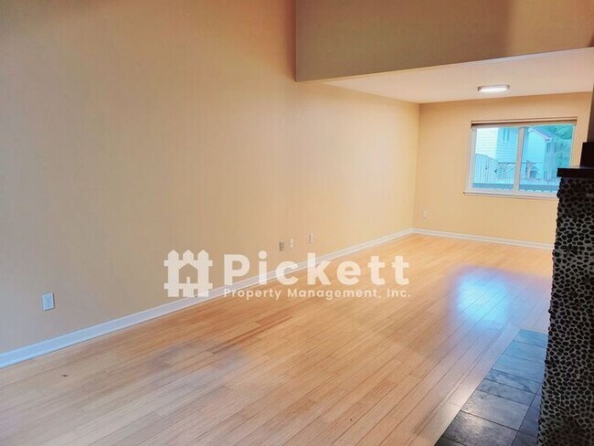 Building Photo - 3 Bedroom Silverdale Townhouse Near Island...