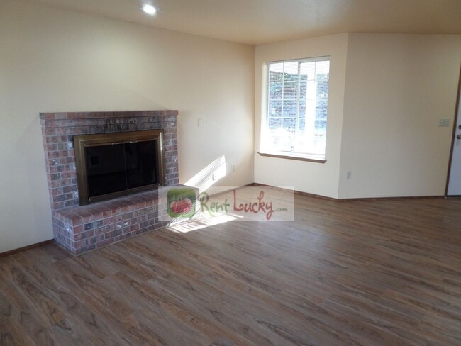 Building Photo - Cute Duplex with Attached Garage in Brown'...