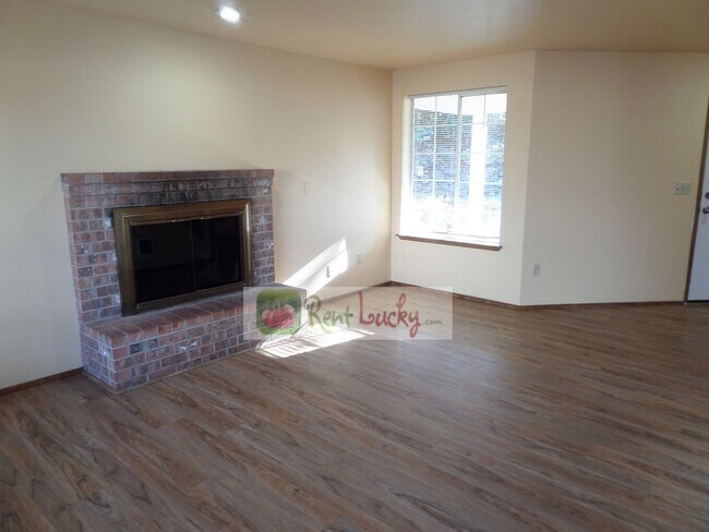 Foto del edificio - Cute Duplex with Attached Garage in Brown'...