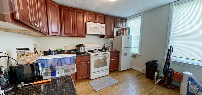 Building Photo - 14 Leverett Ave