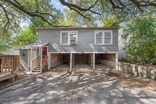 Foto del edificio - Charming 1-Bed Bungalow with Carport in Central San Antonio – Cozy, Bright, and Move-In Ready!