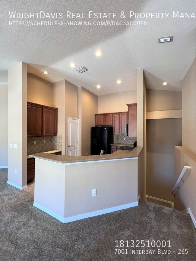 Building Photo - Beautiful 2/2 gated townhome in South Tampa!