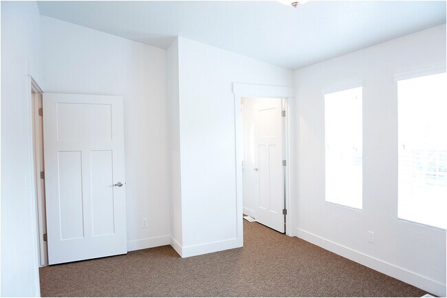 Building Photo - 372 W 200 N