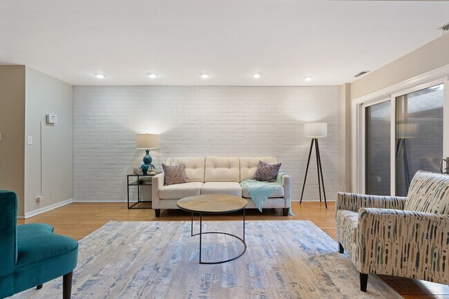 Building Photo - 434 W Briar Pl