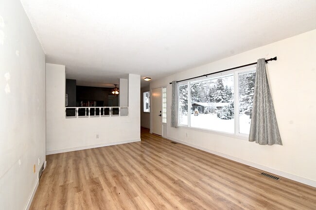 Photo du bâtiment - 2943 Langley Crescent